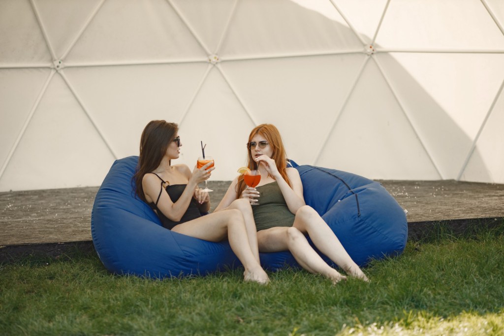 Lauko sėdmaišiai užkariavo kiemus: kodėl tai tapo nauju komforto&nbsp;simboliu